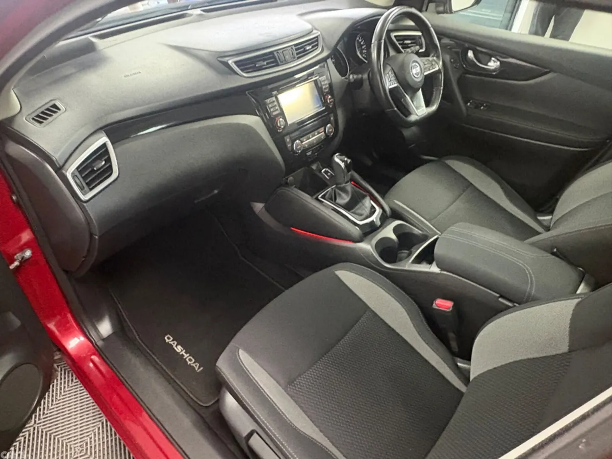 Nissan Qashqai MPV, Petrol, 2018, Red