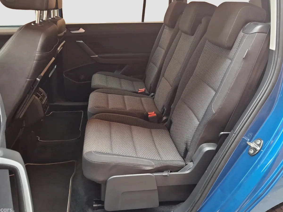 Volkswagen Touran MPV, Petrol, 2017, Blue