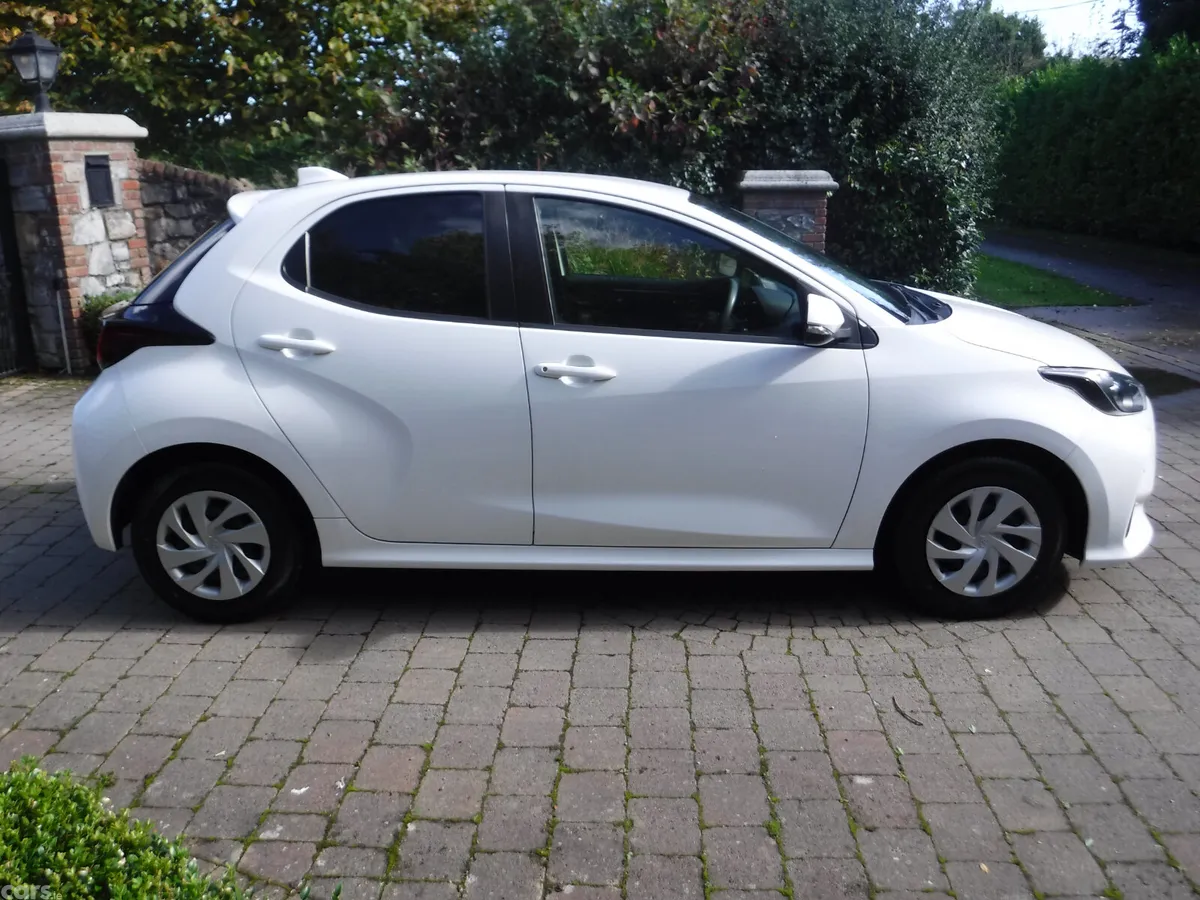Toyota Yaris Hatchback, Petrol Hybrid, 2021, White