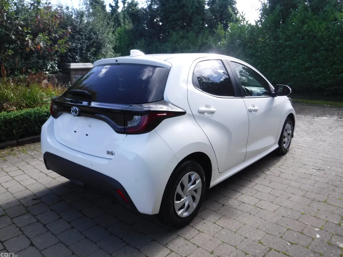 Toyota Yaris Hatchback, Petrol Hybrid, 2021, White