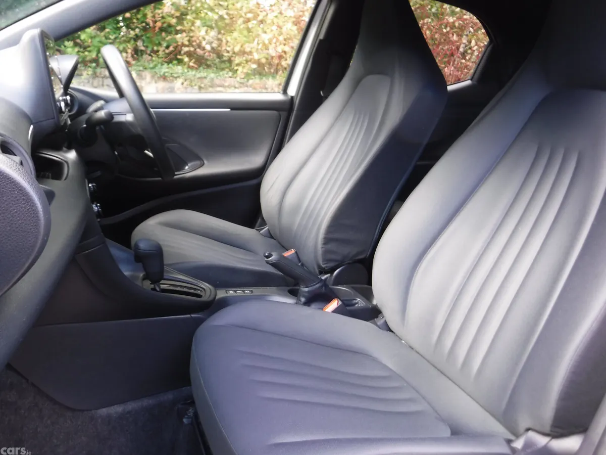 Toyota Yaris Hatchback, Petrol Hybrid, 2021, White