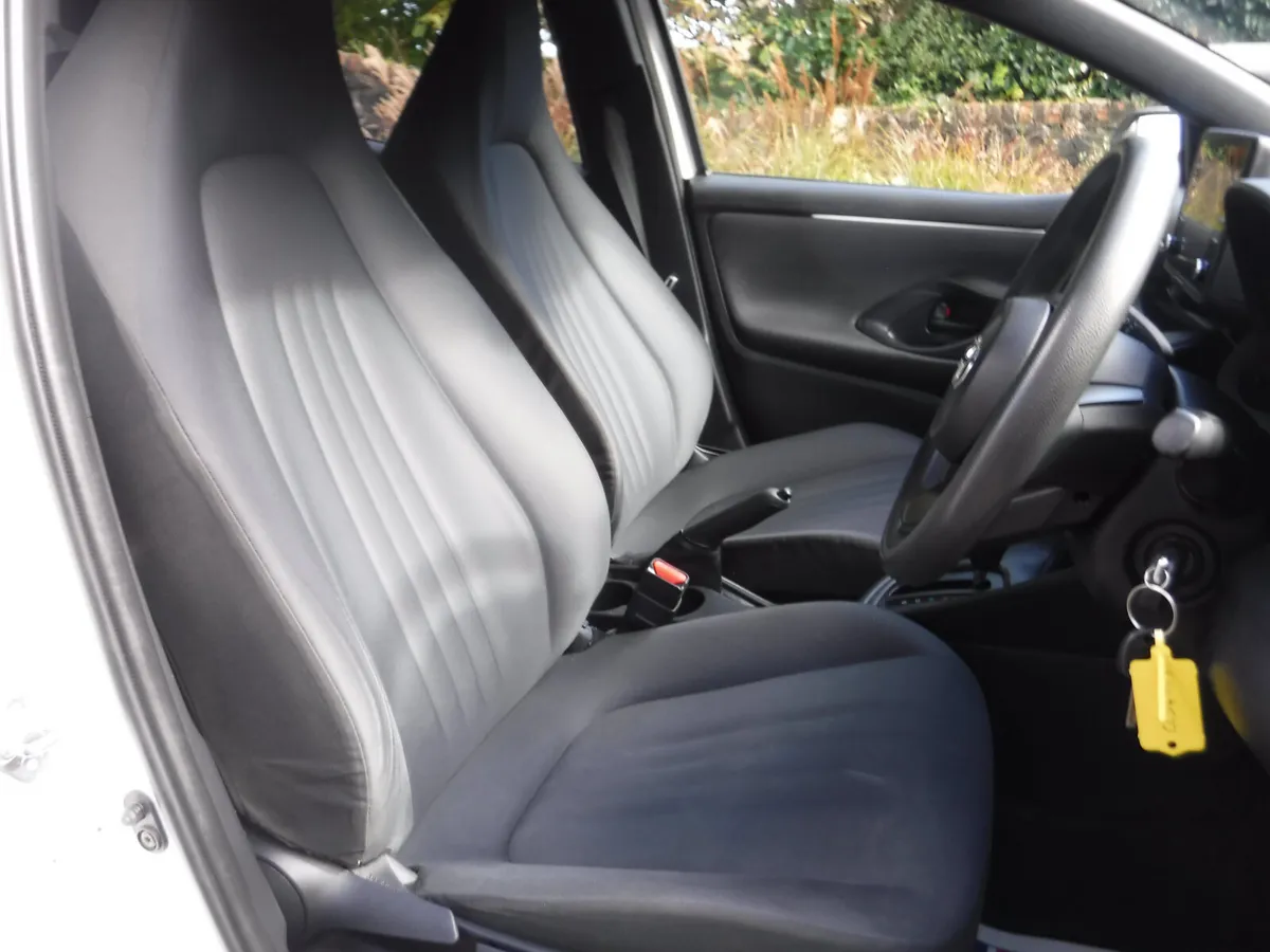 Toyota Yaris Hatchback, Petrol Hybrid, 2021, White
