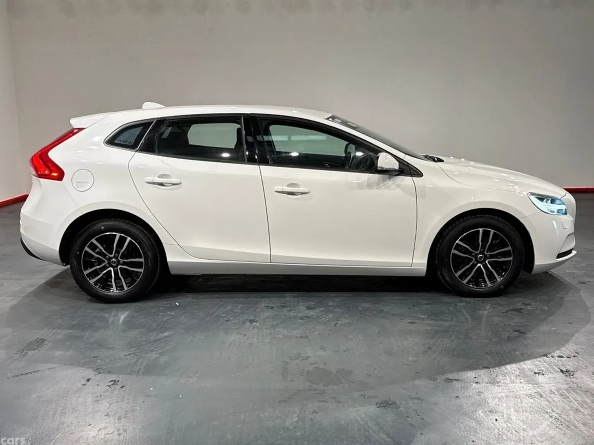 Volvo V40 Hatchback, Petrol, 2019, White
