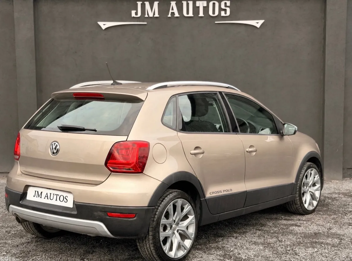 Volkswagen Polo Hatchback, Petrol, 2015, Gold