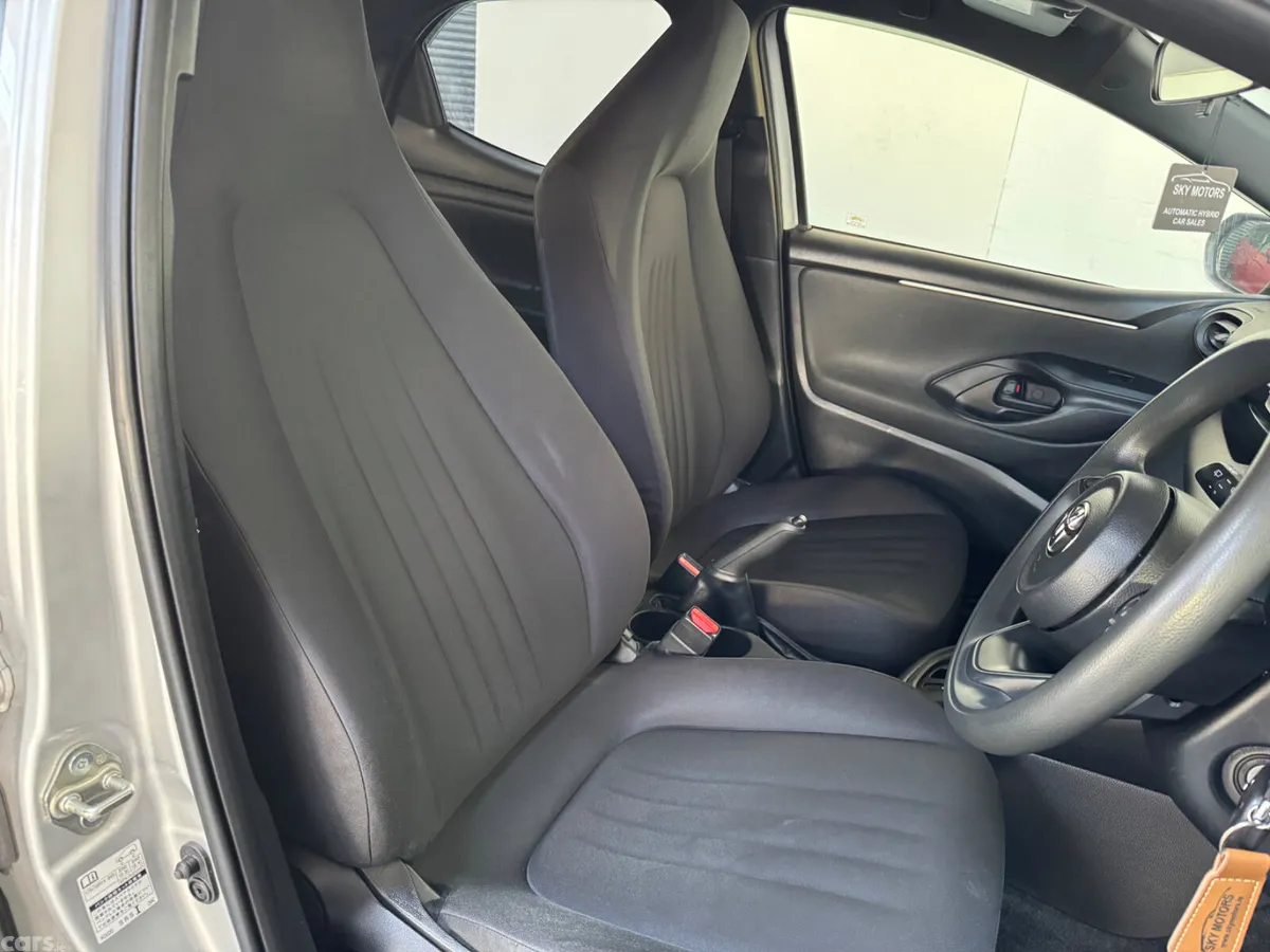 Toyota Yaris Hatchback, Petrol Hybrid, 2021, Silver