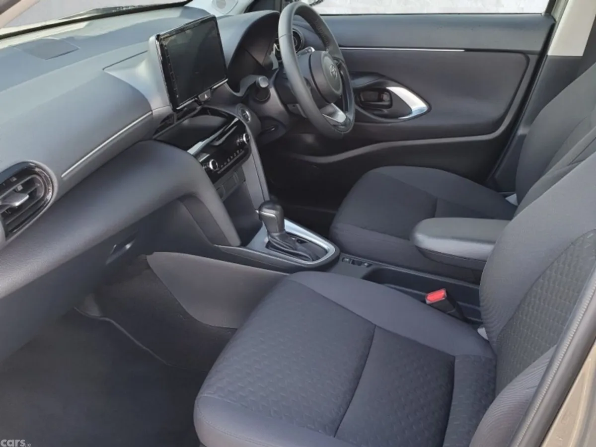 Toyota Yaris Cross Hatchback, Petrol Hybrid, 2025, Green