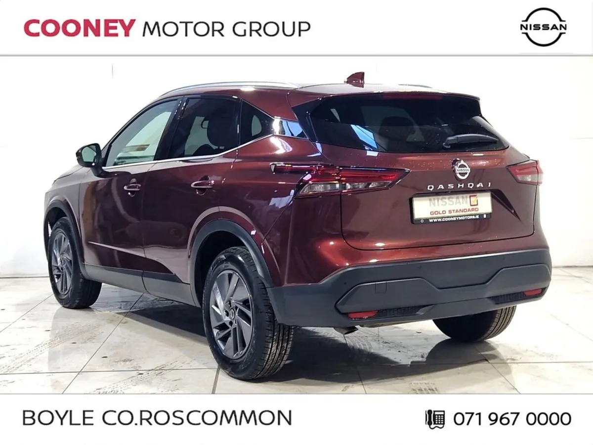 Nissan Qashqai MPV, Petrol, 2021, Red