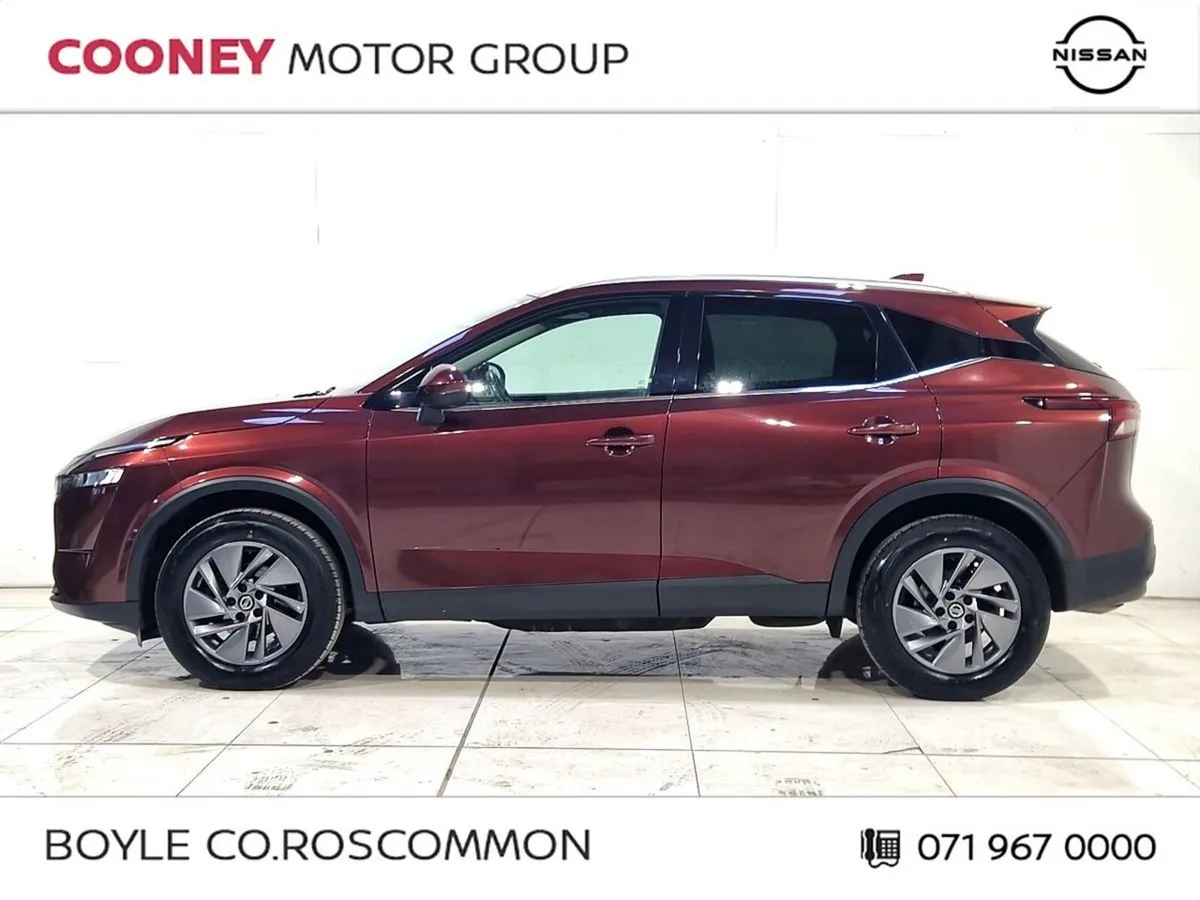Nissan Qashqai MPV, Petrol, 2021, Red