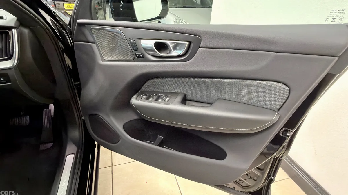 Volvo XC60 SUV, Petrol Hybrid, 2024, Black