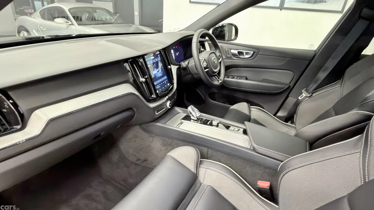 Volvo XC60 SUV, Petrol Hybrid, 2024, Black