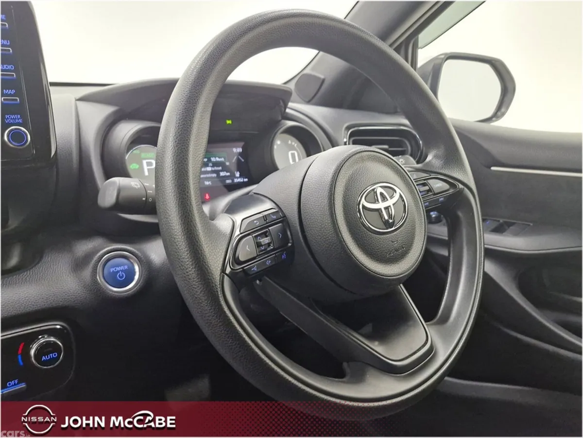 Toyota Yaris Hatchback, Petrol Hybrid, 2023, White