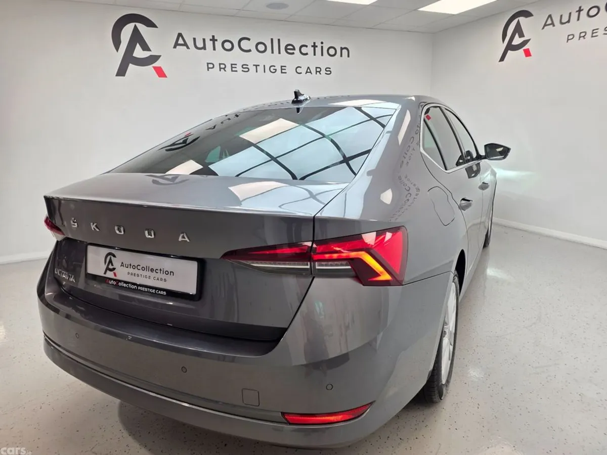 Skoda Octavia Saloon, Diesel, 2023, Grey