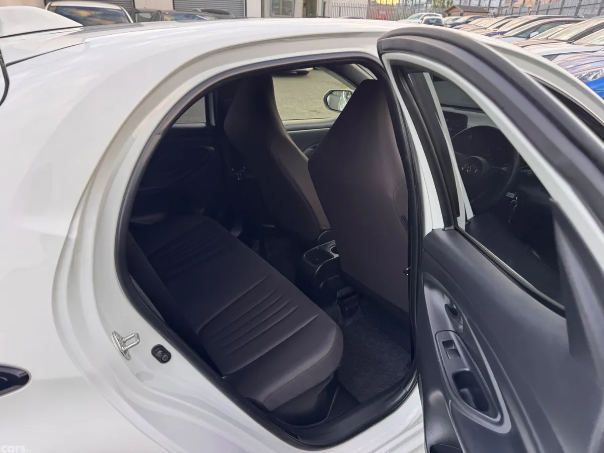 Toyota Yaris Hatchback, Petrol Hybrid, 2021, White