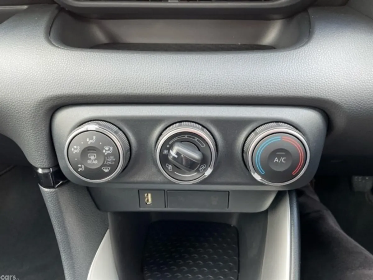 Toyota Yaris Hatchback, Petrol, 2023, White