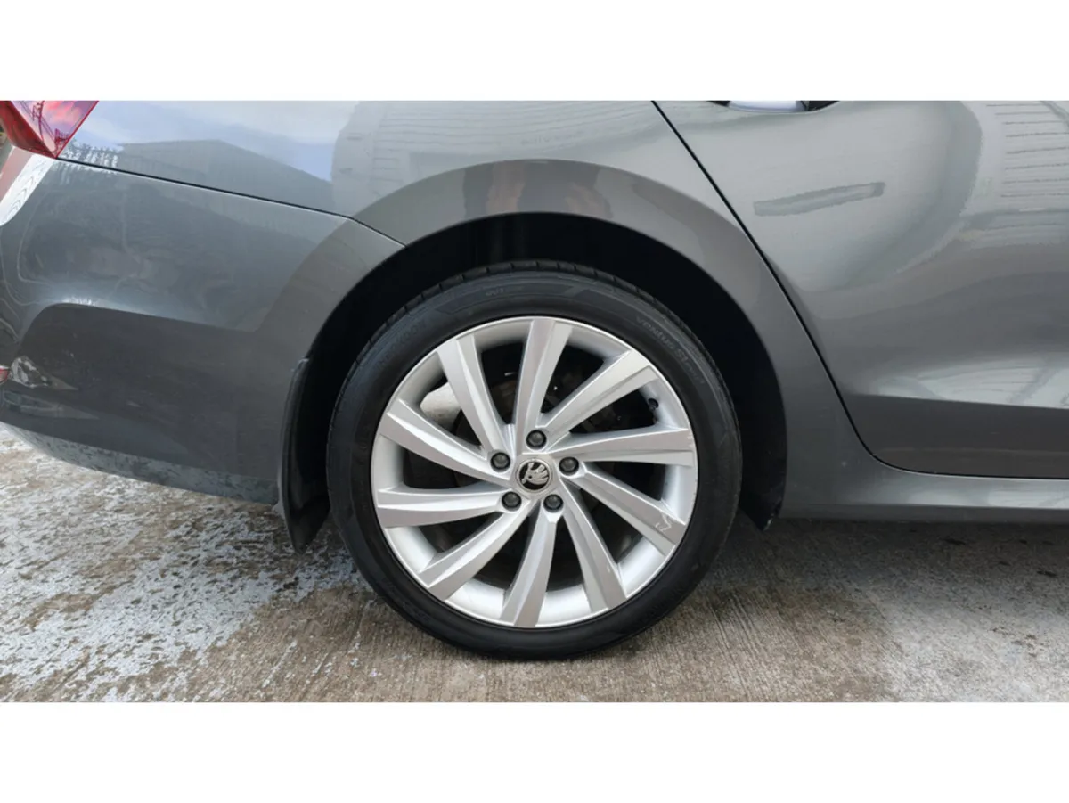 Skoda Octavia Saloon, Diesel, 2023, Grey