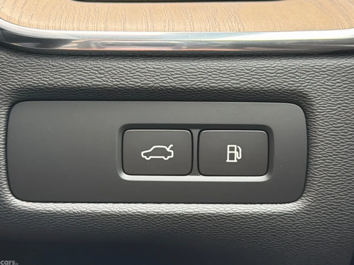Volvo XC60 SUV, Petrol Plug-in Hybrid, 2026, Blue