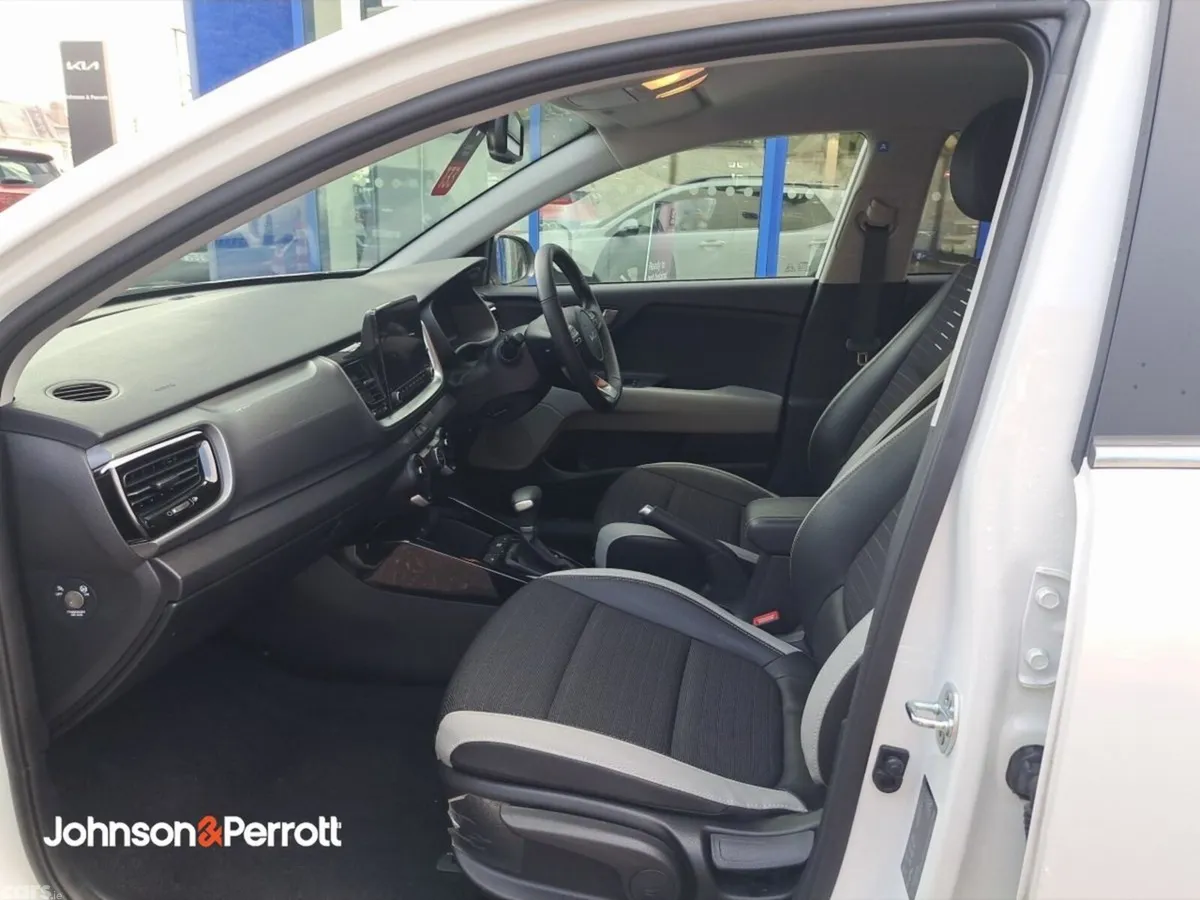 Kia Stonic Estate, Petrol Hybrid, 2026, White