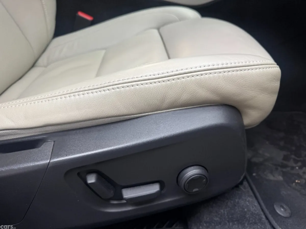 Volvo XC40 SUV, Petrol Hybrid, 2021, White