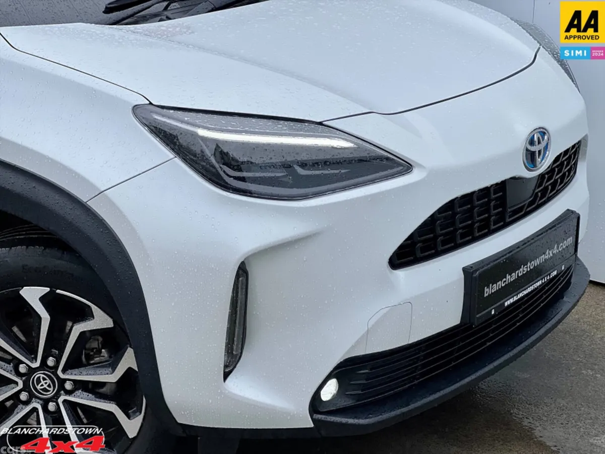 Toyota Yaris Hatchback, Petrol Hybrid, 2023, White
