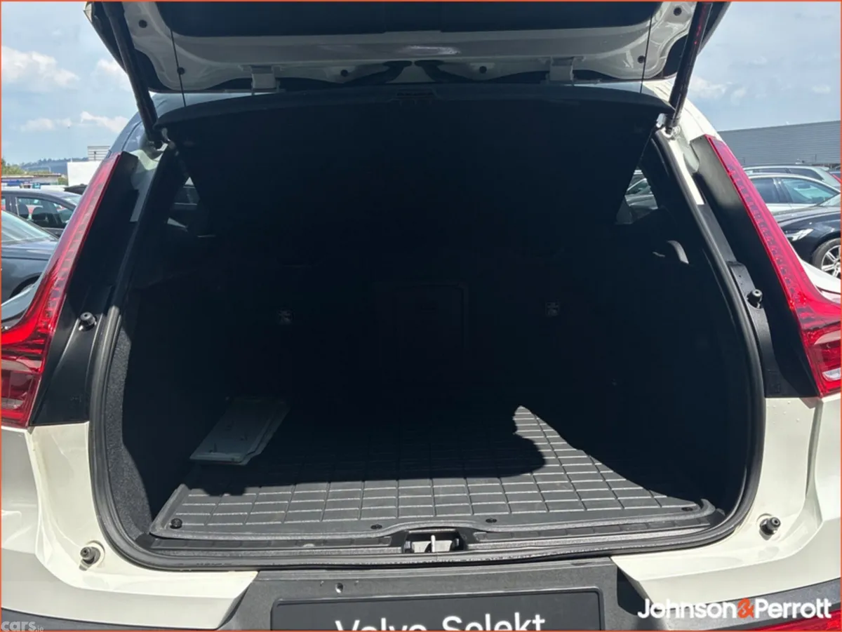 Volvo XC40 SUV, Petrol Plug-in Hybrid, 2023, White