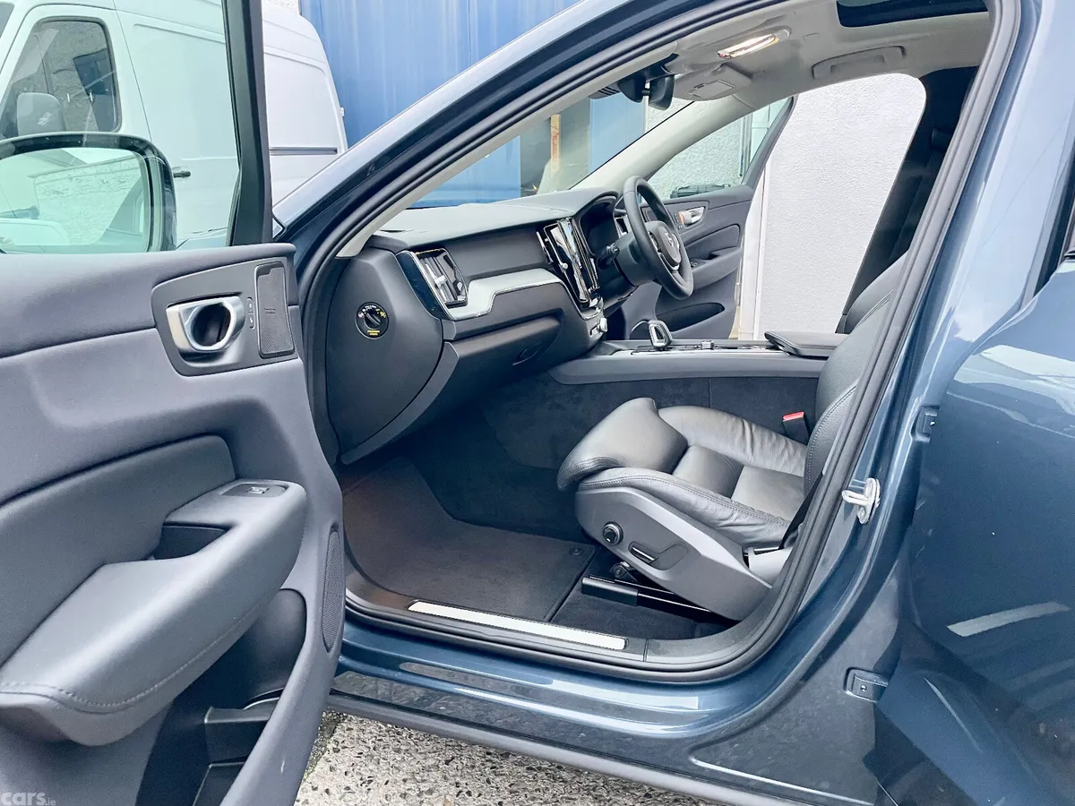 Volvo XC60 SUV, Petrol Plug-in Hybrid, 2024, Blue