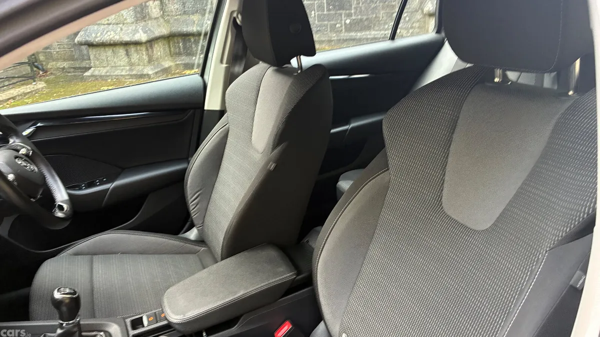 Skoda Octavia Estate, Diesel, 2023, Grey