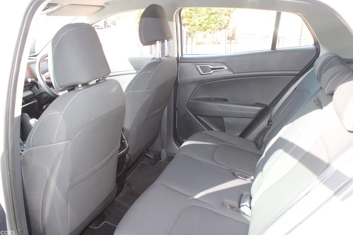Kia Sportage SUV, Diesel Hybrid, 2023, White
