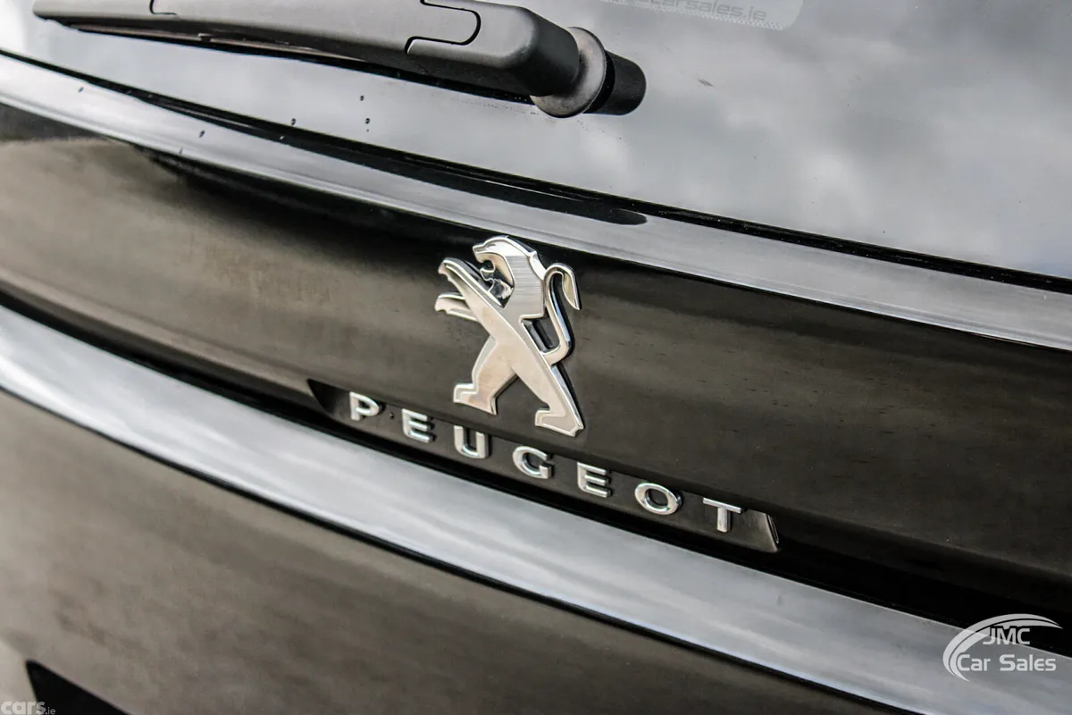 Peugeot 5008 MPV, Diesel, 2022, Black