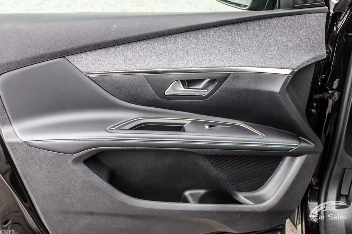 Peugeot 5008 MPV, Diesel, 2022, Black