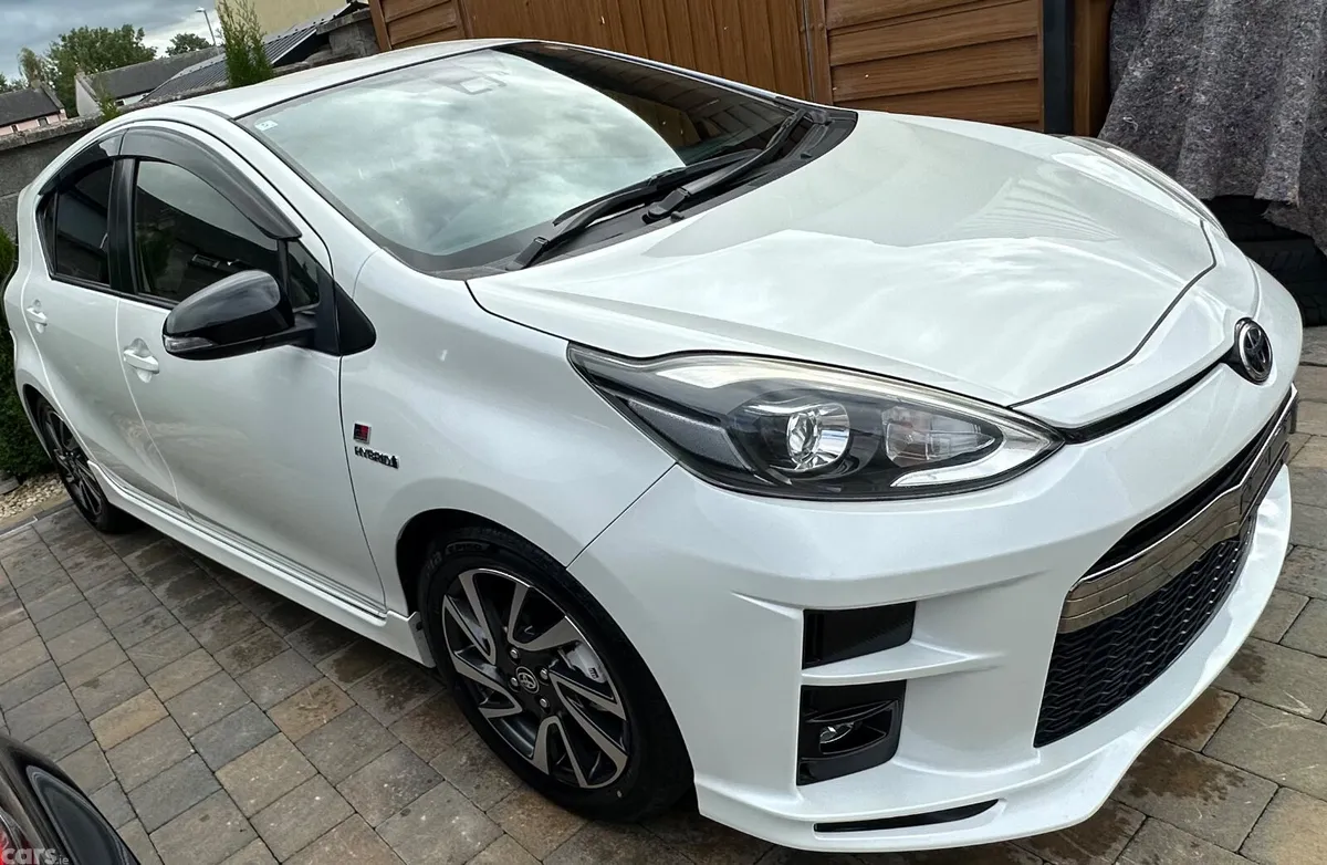 Toyota Aqua Hatchback, Petrol Hybrid, 2018, White