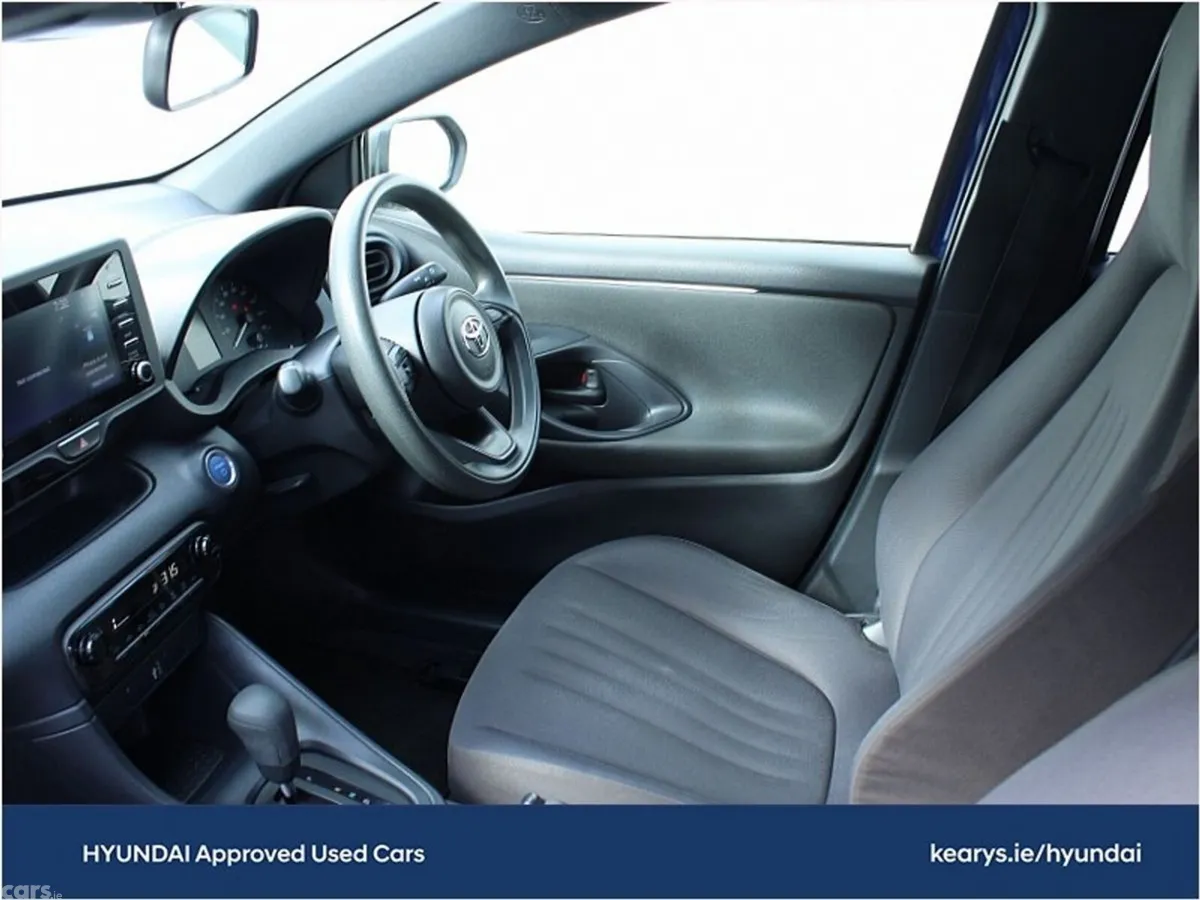 Toyota Yaris Hatchback, Petrol Hybrid, 2021, Blue