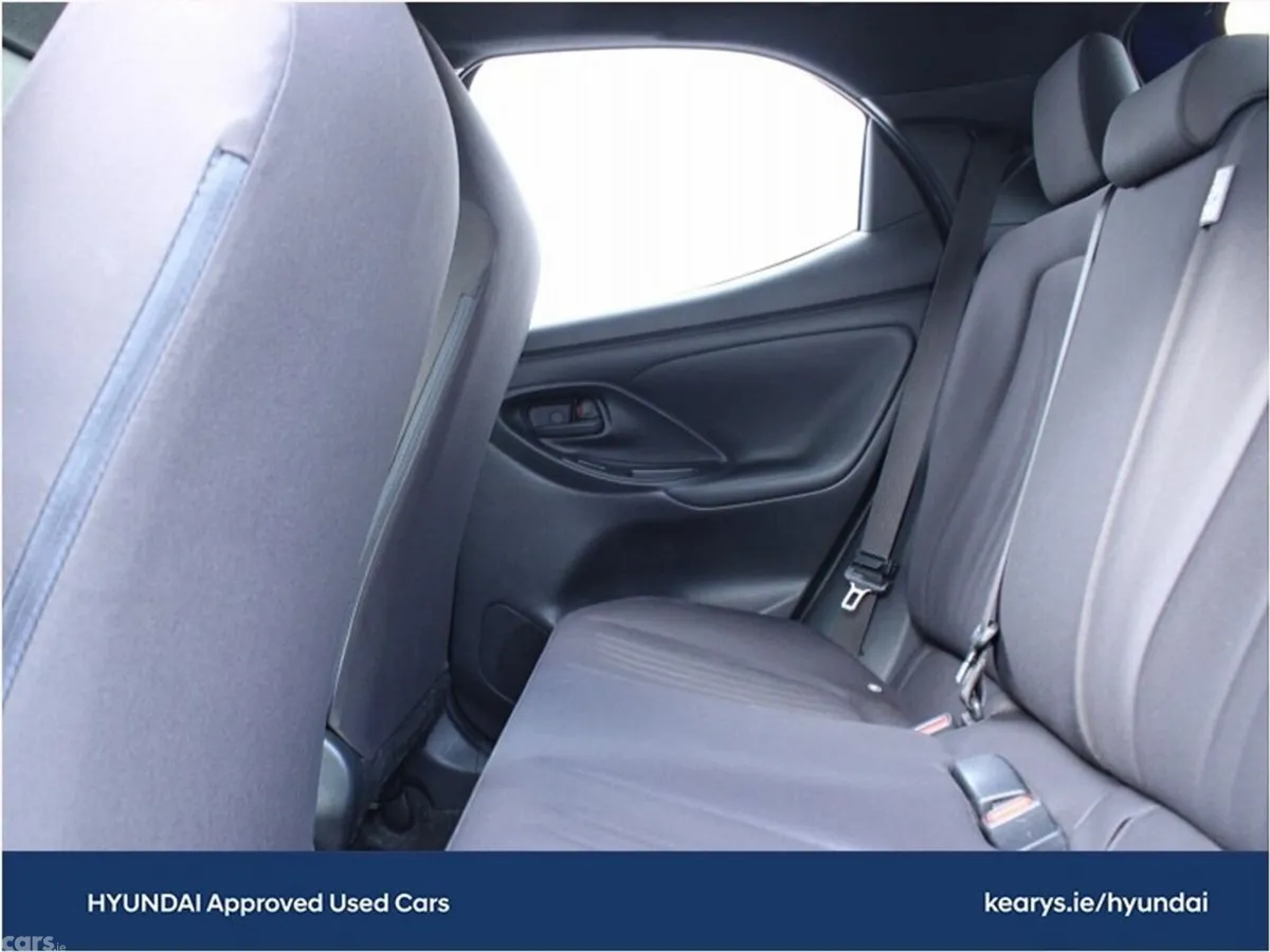 Toyota Yaris Hatchback, Petrol Hybrid, 2021, Blue