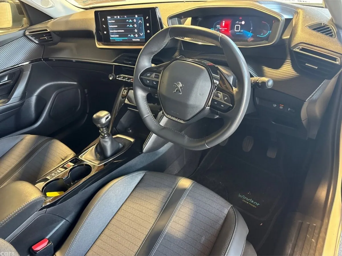 Peugeot 2008 MPV, Petrol, 2022, White