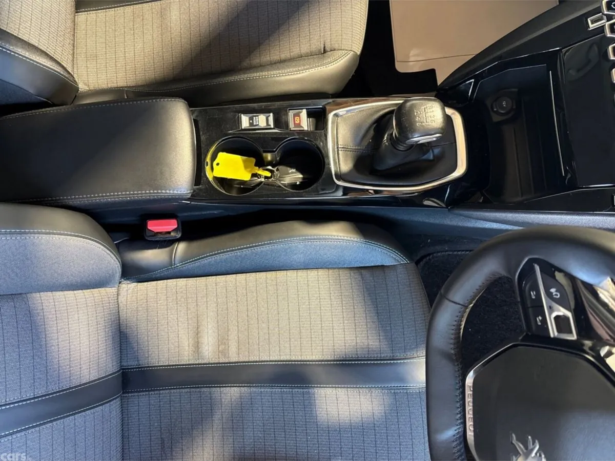 Peugeot 2008 MPV, Petrol, 2022, White