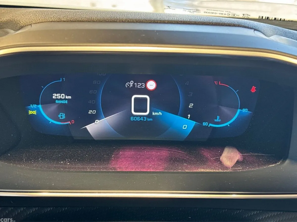 Peugeot 2008 MPV, Petrol, 2022, White