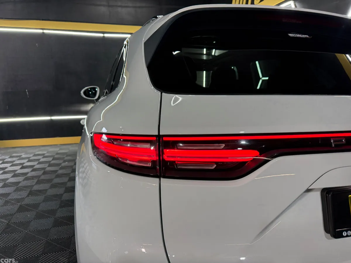Porsche Cayenne SUV, Petrol Plug-in Hybrid, 2020, White