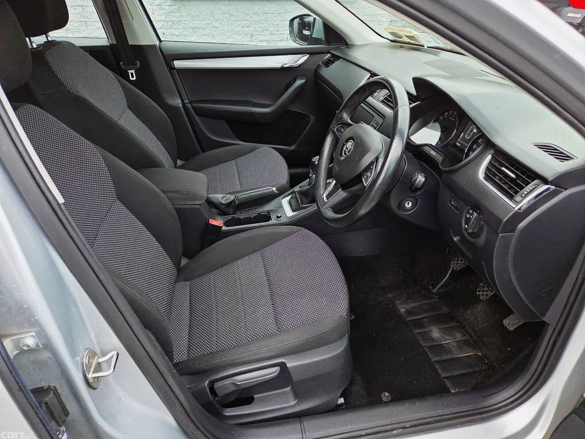 Skoda Octavia Saloon, Diesel, 2017, Grey
