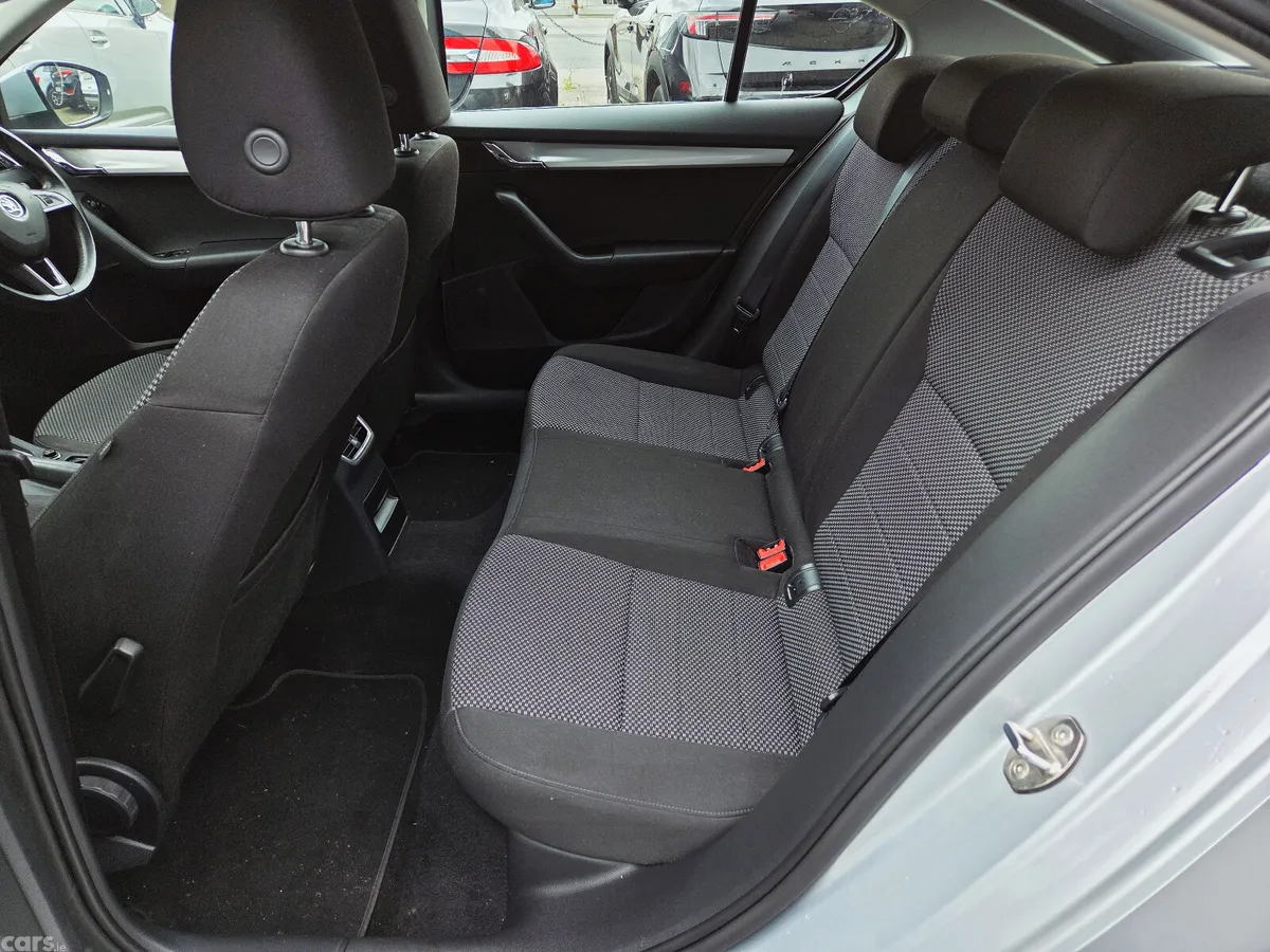 Skoda Octavia Saloon, Diesel, 2017, Grey