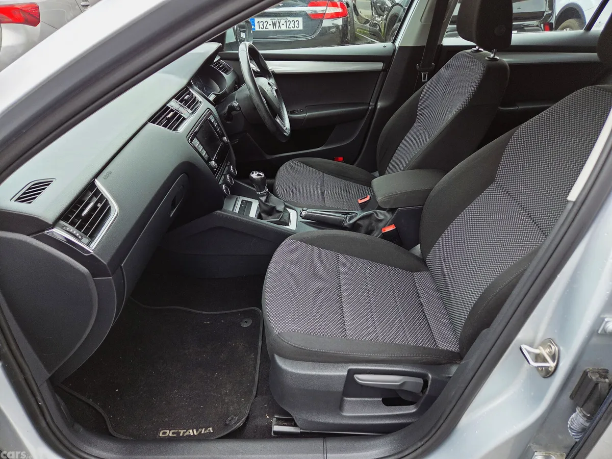 Skoda Octavia Saloon, Diesel, 2017, Grey
