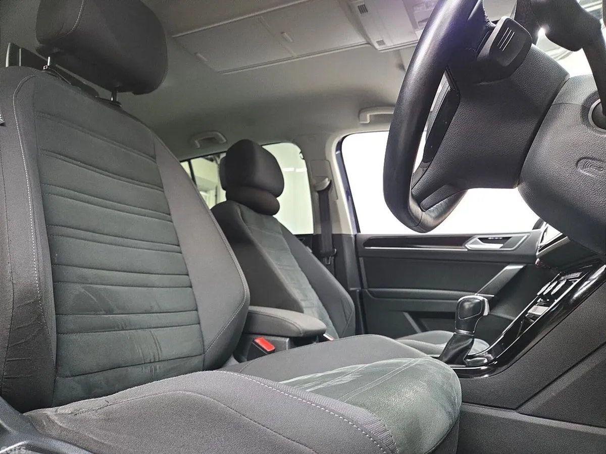 Volkswagen Touran MPV, Petrol, 2018, Blue