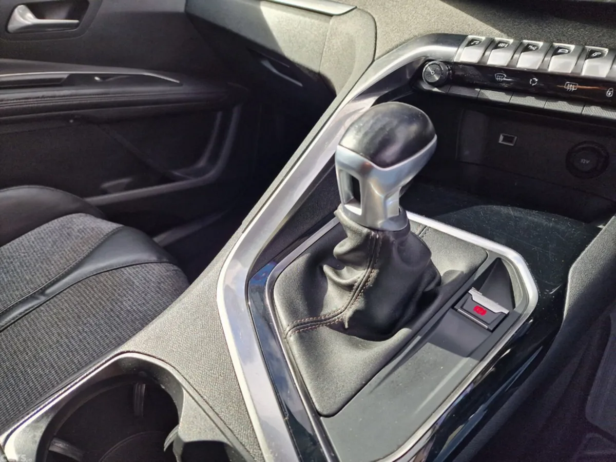 Peugeot 5008 MPV, Diesel, 2018, Black