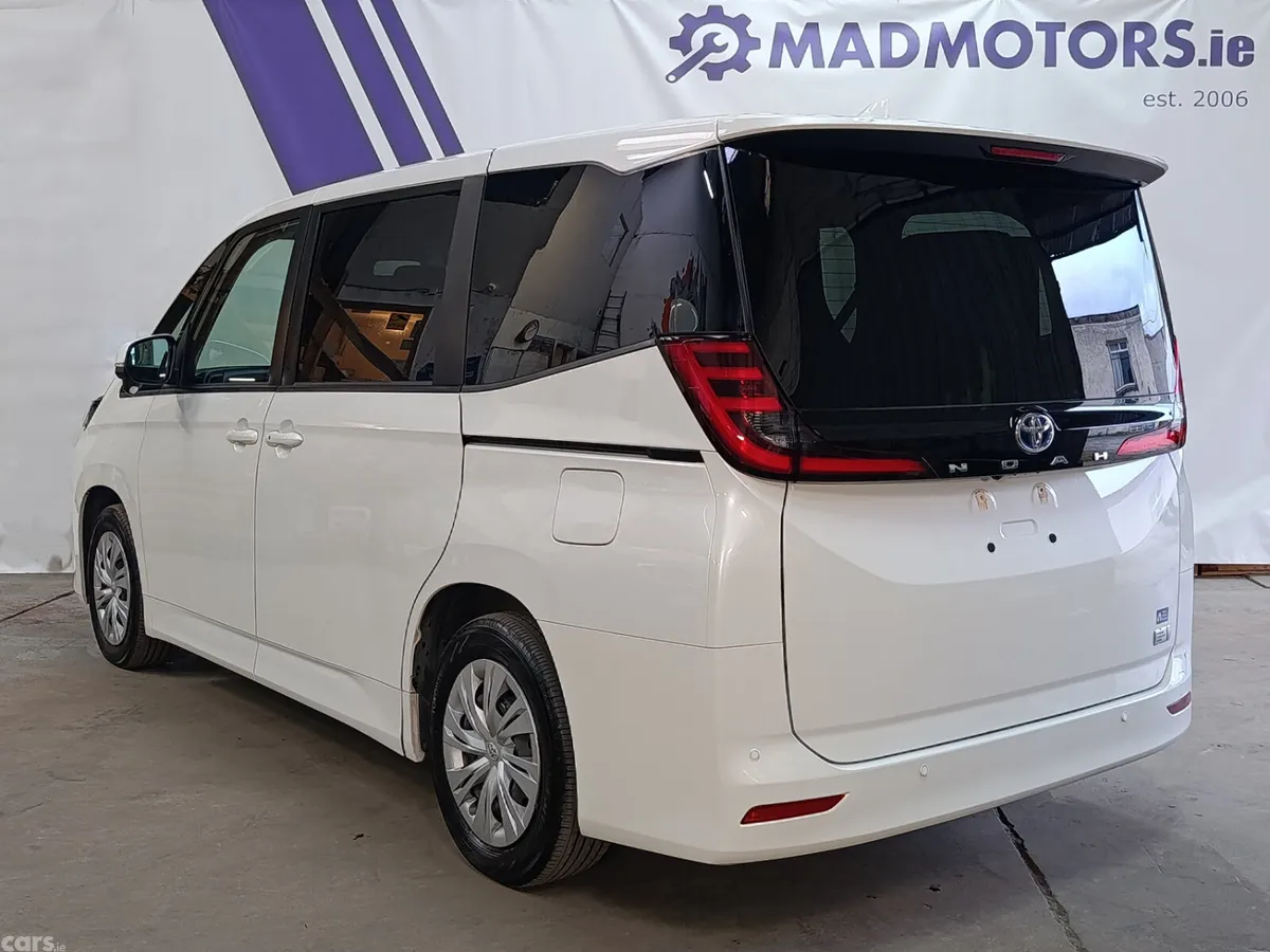 Toyota Noah MPV, Petrol Hybrid, 2022, White