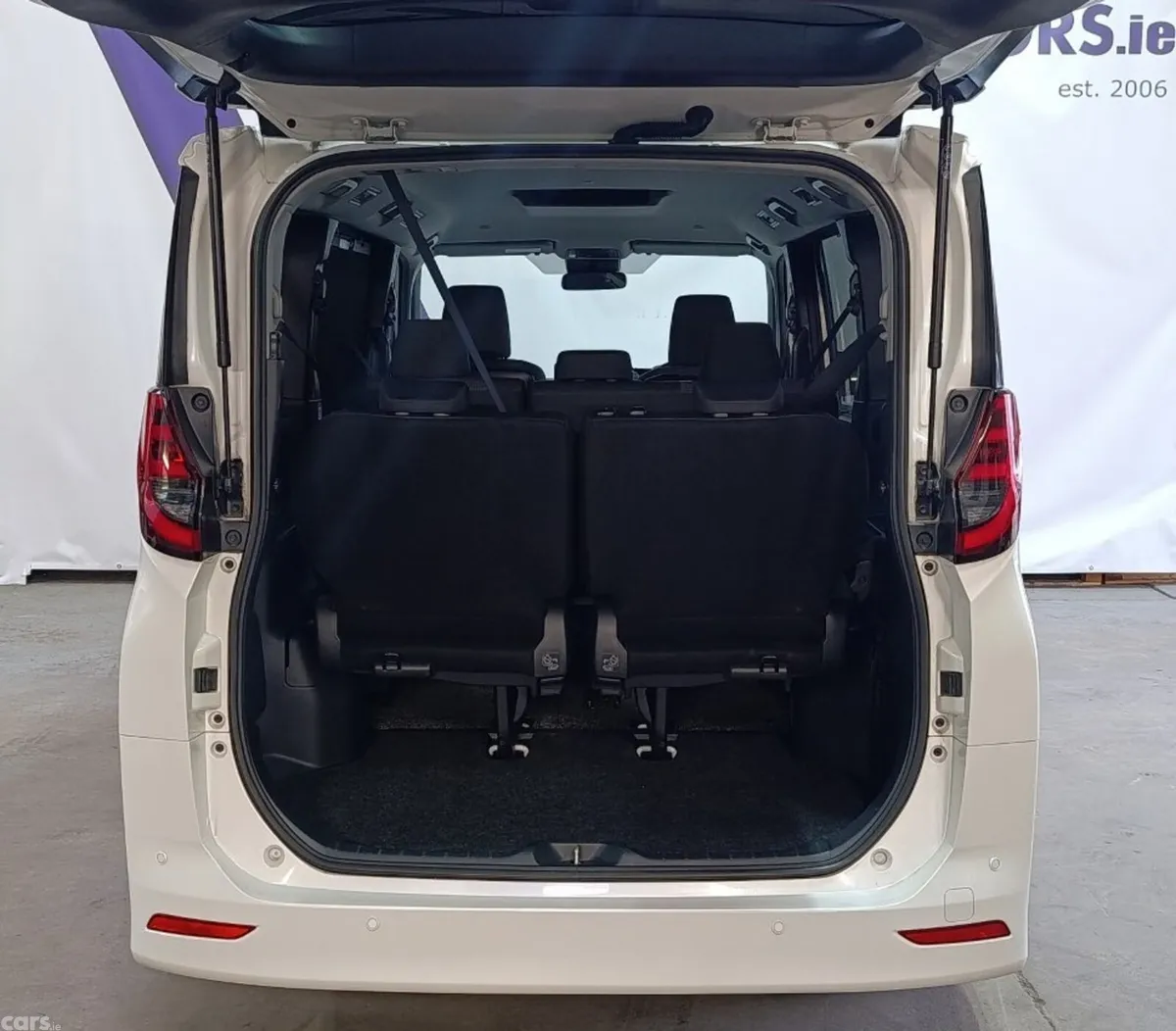 Toyota Noah MPV, Petrol Hybrid, 2022, White