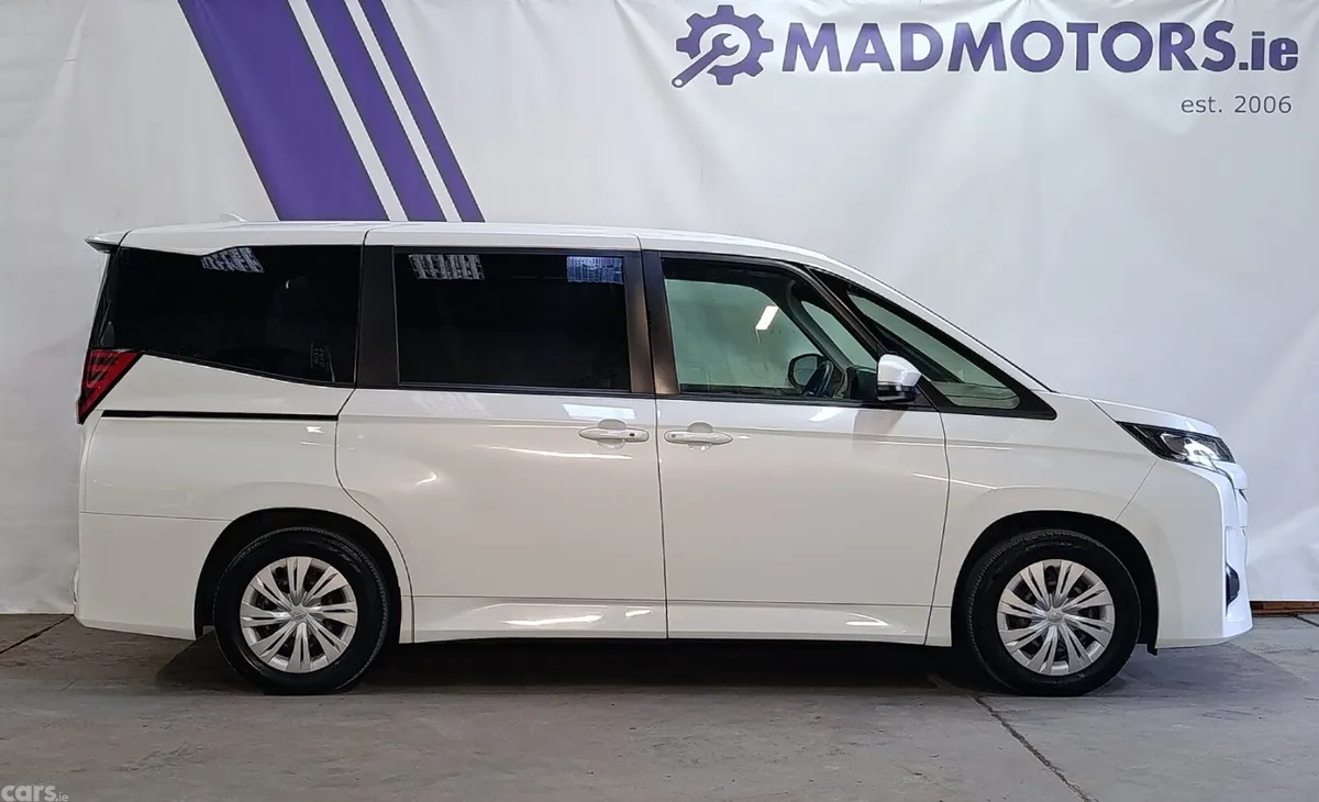 Toyota Noah MPV, Petrol Hybrid, 2022, White