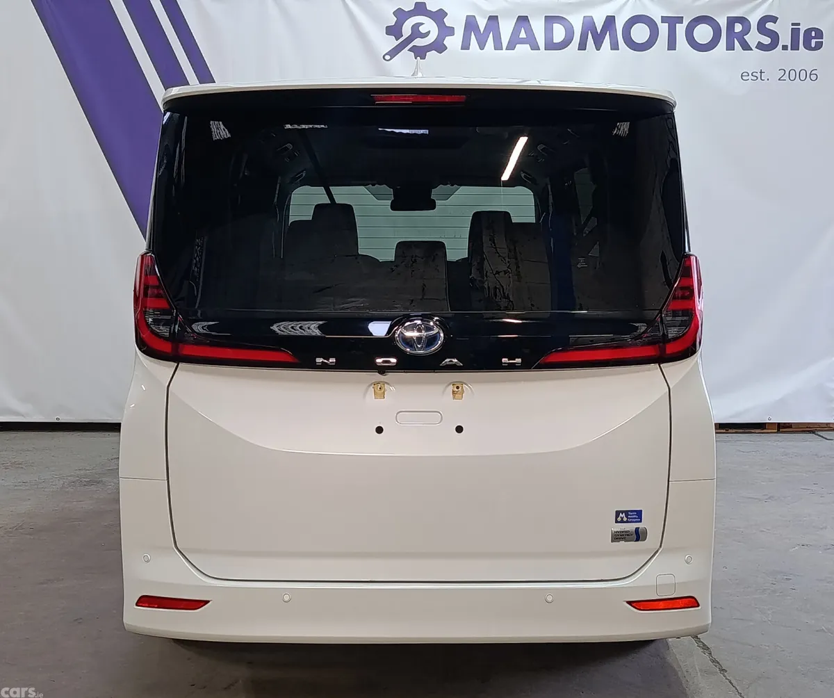 Toyota Noah MPV, Petrol Hybrid, 2022, White