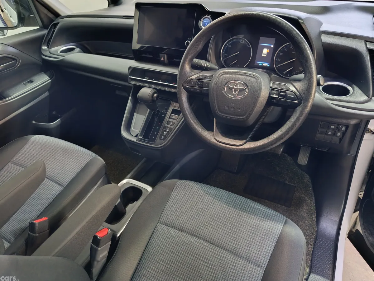 Toyota Noah MPV, Petrol Hybrid, 2022, White