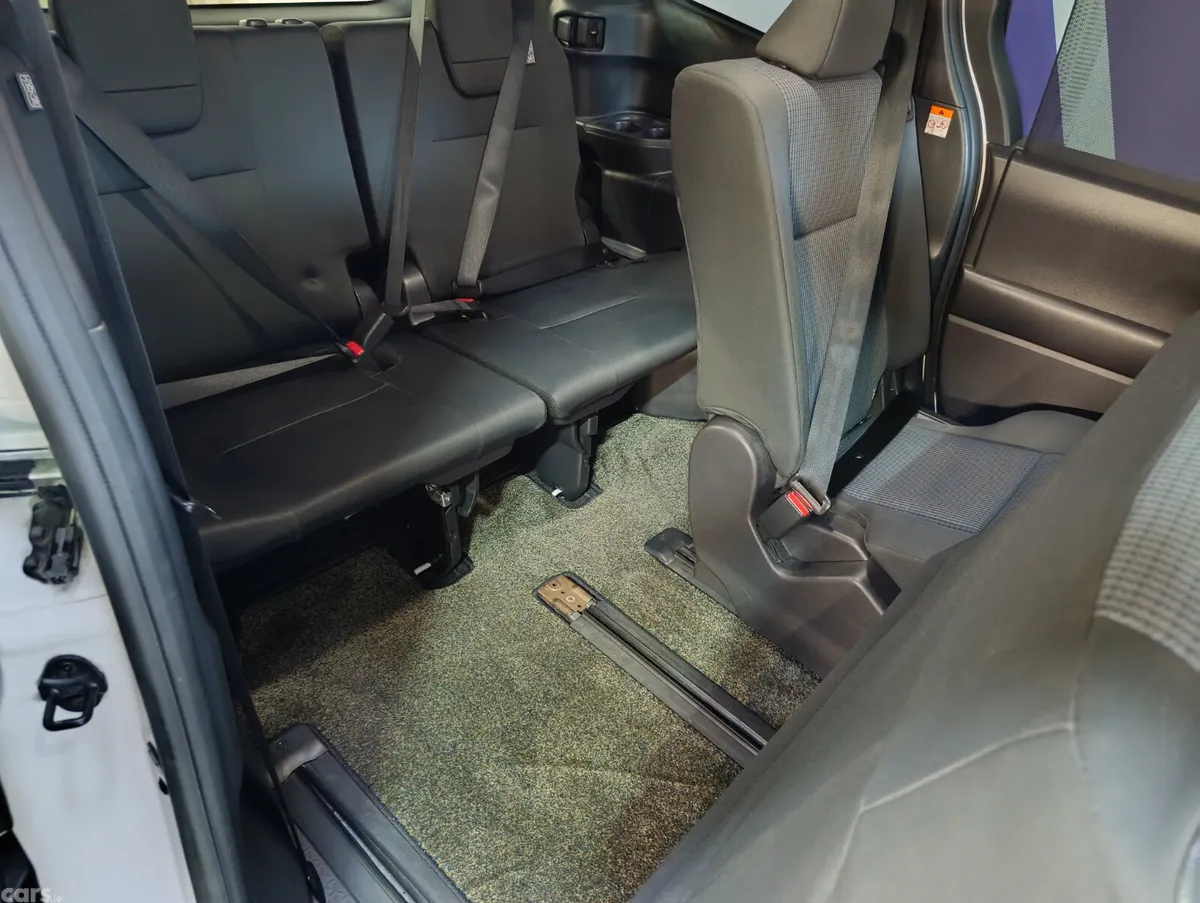 Toyota Noah MPV, Petrol Hybrid, 2022, White