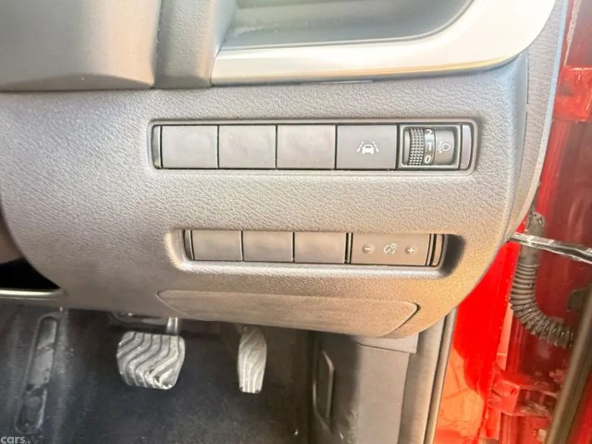 Nissan Qashqai MPV, Petrol, 2024, Red