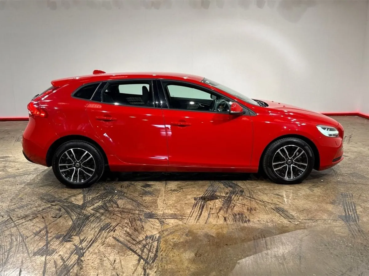 Volvo V40 Hatchback, Petrol, 2019, Red