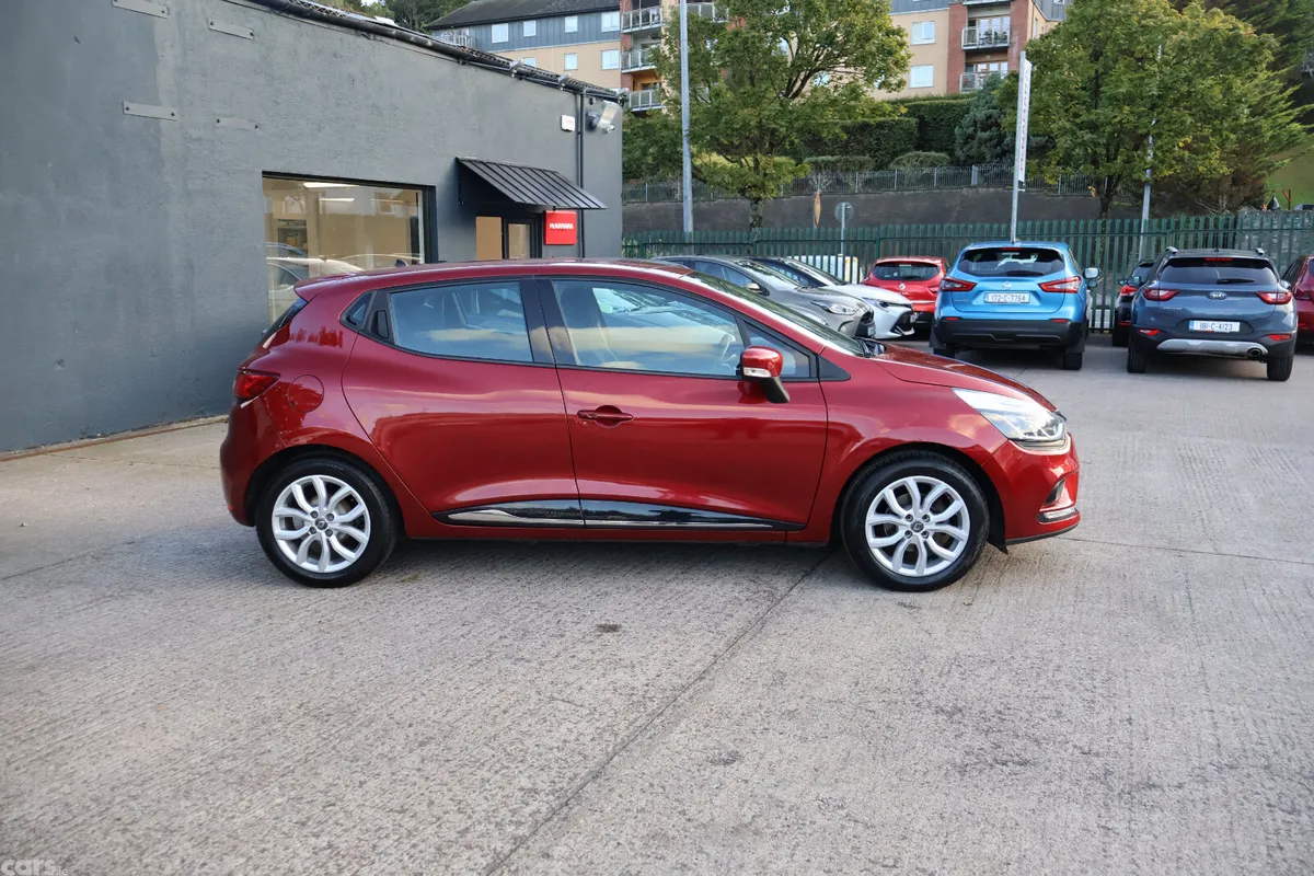 Renault Clio Hatchback, Petrol, 2019, Red